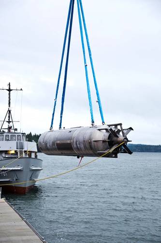A surrogate Large Displacement Unmanned Undersea Vehicle (LDUUV) is submerged in the water in preparation for a test to demonstrate the capability of the Navy’s Common Control System (CCS) at the Naval Undersea Warfare Center Keyport in Puget Sound, Wash. in December 2015. Photo Courtesy US Navy
