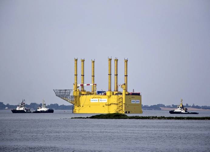 Three tugboats are needed to tow the converter platform, weighing 11,000 tons, to its location off the coast of Helgoland. Since this steel giant is too large for passage through the North Sea/Baltic Sea (Kiel) canal, it had to be towed around the northern tip of Denmark. After seven days at sea, covering 990 kilometers, HelWin1 finally reached its installation destination.