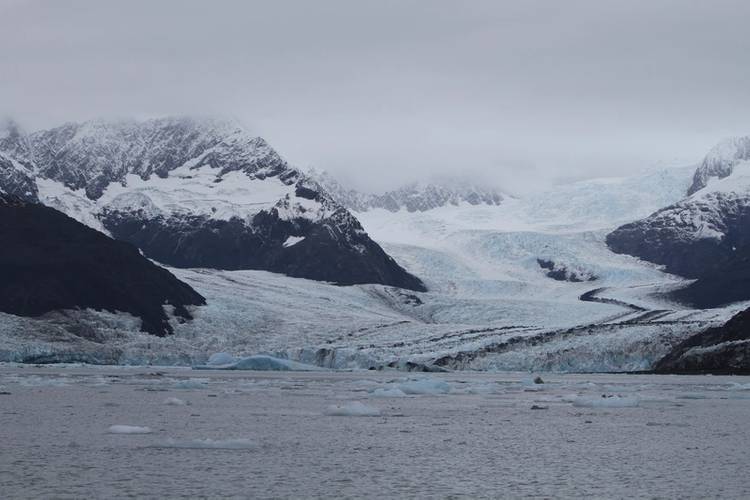 A tidewater glacier in Prince William Sound. ClimateWorks recently awarded a grant to the University of Washington School of Oceanography, United States Geological Survey Alaska Science Center and the Prince William Sound Science Center to measure the rate of alkalinity addition from mineral weathering and the link between alkalinity addition and atmospheric CO2 removal. © Rob Campbell, Prince William Sound Science Center.