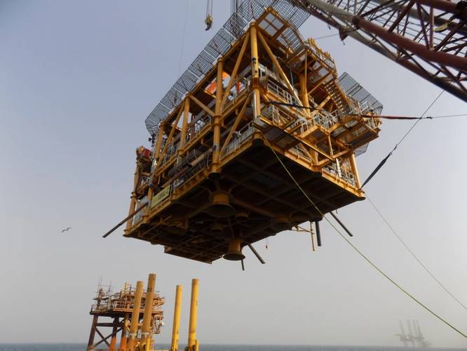 The 385 tonne topside of the Aquaterra Sea Swift being installed. It features a helideck and emergency accommodation with provision for six wells (Photo: Aquaterra Energy)