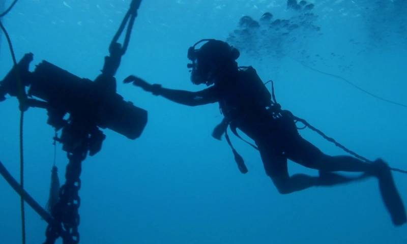 Typical poor visual conditions for aquanaut utilizing a JDN subsea hoist.