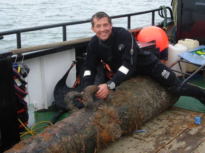 Vincent Woolsgrove with one of the Dutch cannons (Photo: Maritime and Coastguard Agency)