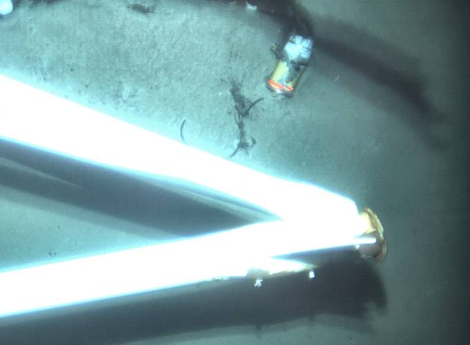 Voyage data recorder next to El Faro's mast on ocean floor (Photo: NTSB)