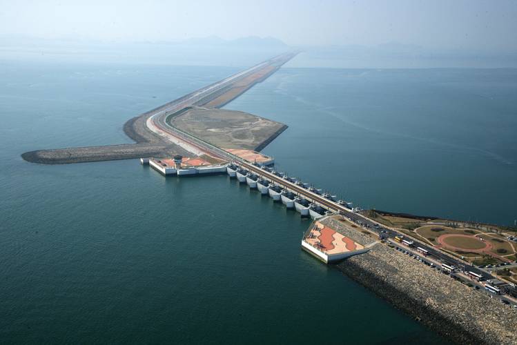 world’s longest (33.9km) Dike  1996 – 2010 South Korea / Saemangeum  The 33.9-km-long Saemangeum Sea Dike – the longest dike in the world – links the cities of Gunsan in the north and Buan in the south. Before construction of the dike, two rivers, the Mangyeon and Dongjin, discharged directly into the Yellow Sea. Now these rivers flow into a 400-sq. km reservoir created by the dike. In the future this reservoir will be transformed into land equal to two thirds the area of Seoul to be used for ag