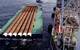 More than 100 employees are involved in the installation at sea. They are difficult to recognize (front, left in photo) next to the steel piles, which are up to 100 meters in length, with a diameter of up to 3.2 meters and a wall thickness of 8 centimeters.